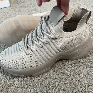 Cushionaire Apolo-T Knit Sneaker + Memory Foam, NWT, Size 9.5M